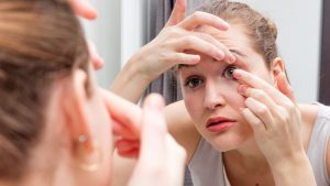 كيف تصنع العدسات اللاصقة