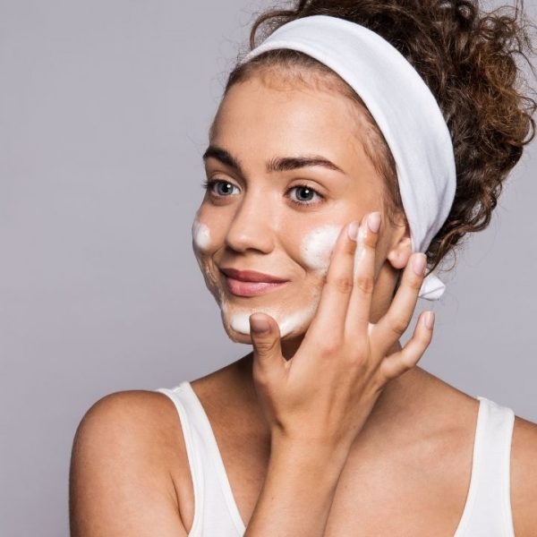 علاج حبوب الوجه: تعرفي على أنواع العلاجات وروتين العناية الأفضل