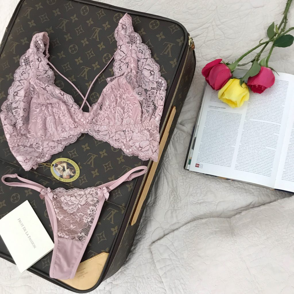 دانتيل الملابس الداخلية