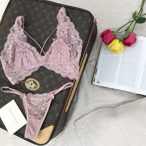 دانتيل الملابس الداخلية