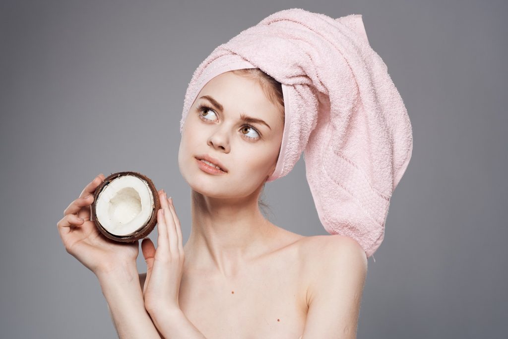 استخدام منتجات الشعر مع حليب جوز الهند