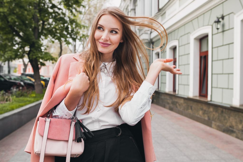 تحتوي هذه الصورة على سمة alt فارغة؛ اسم الملف هو cute-attractive-stylish-smiling-woman-walking-city-street-pink-coat-spring-fashion-trend-holding-purse-elegant-style-1024x683.jpg