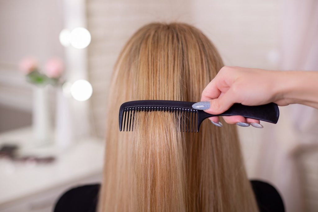 كيف تحمين خصلات شعرك من التشابك