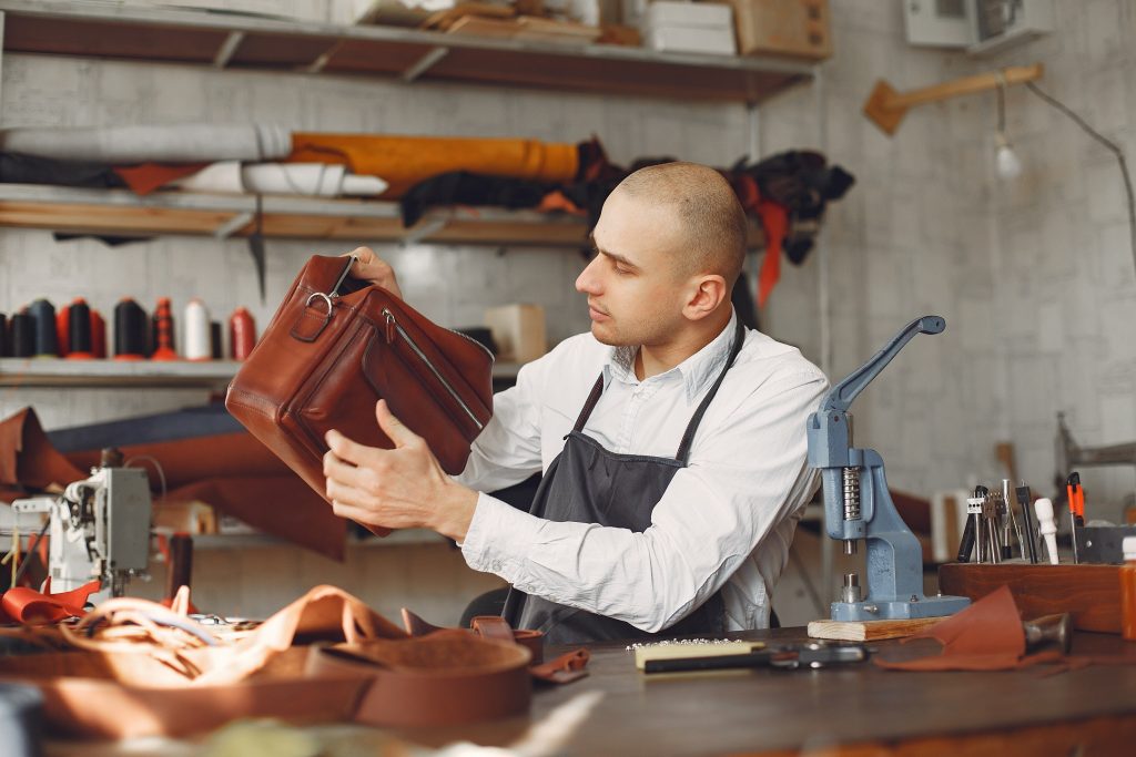 تحتوي هذه الصورة على سمة alt فارغة؛ اسم الملف هو man-studio-creates-leather-ware-1024x683.jpg