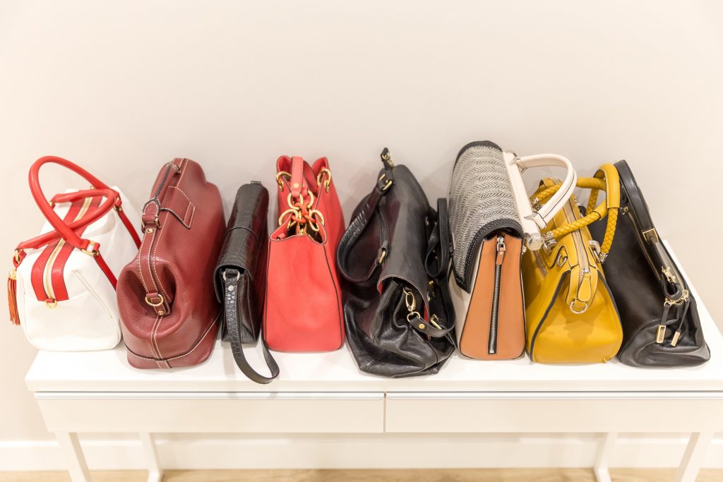 لماذا تعد حقيبة كروس بودي النوع المفضل لدى العديد من النساء