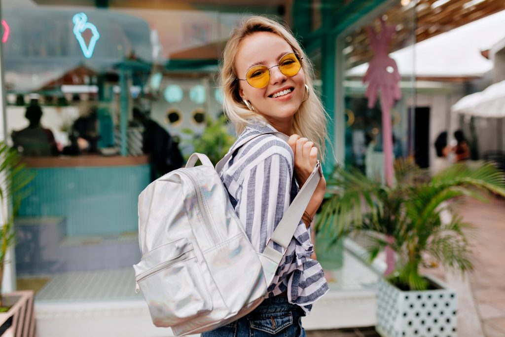 تحتوي هذه الصورة على سمة alt فارغة؛ اسم الملف هو smiling-happy-stylish-girl-round-fashionable-spectaculars-wearing-stripped-shirt-1024x683.jpg