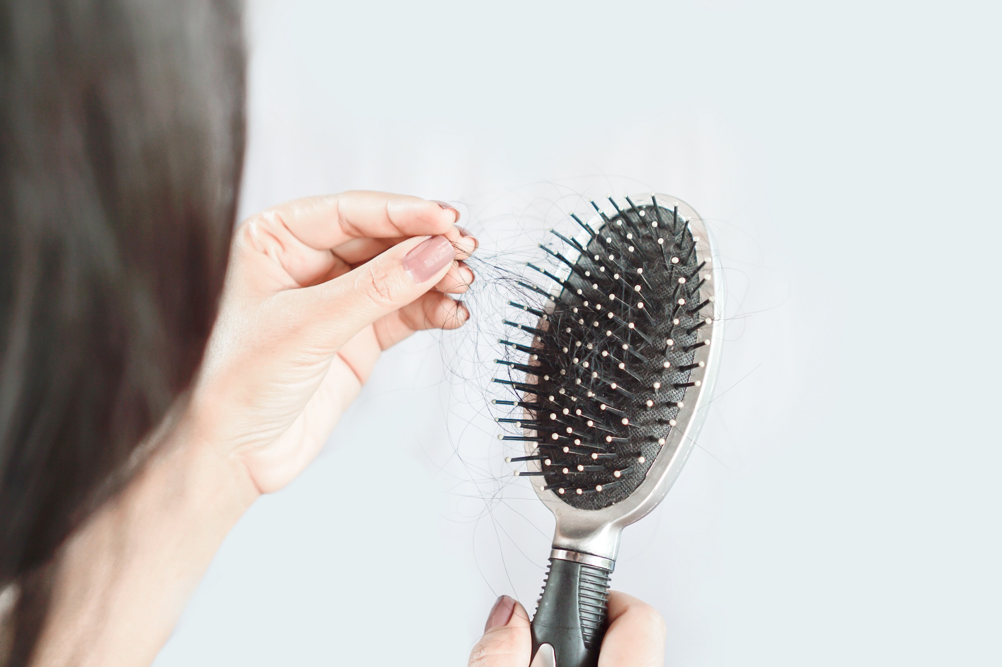 الدليل الشامل حول طرق علاج تساقط الشعر