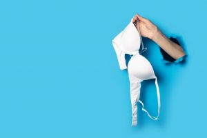 فوائد ارتداء الحمالة الرياضية بدل من الحمالة العادية