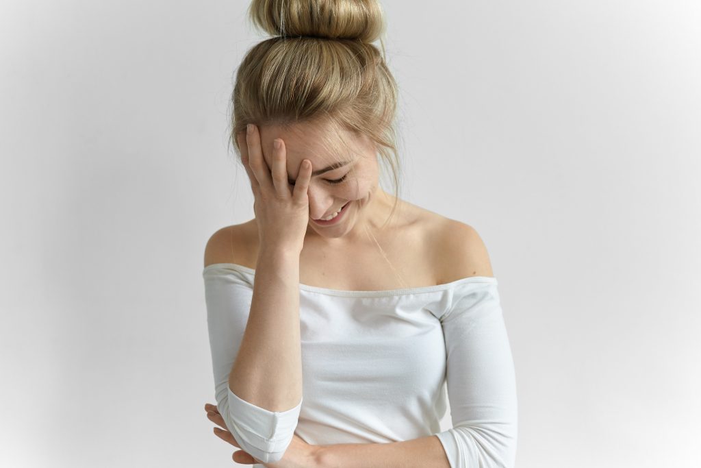 كيفية ارتداء قميص بدون أكتاف دون الشعور بالحرج من أحزمة حمالة الصدر