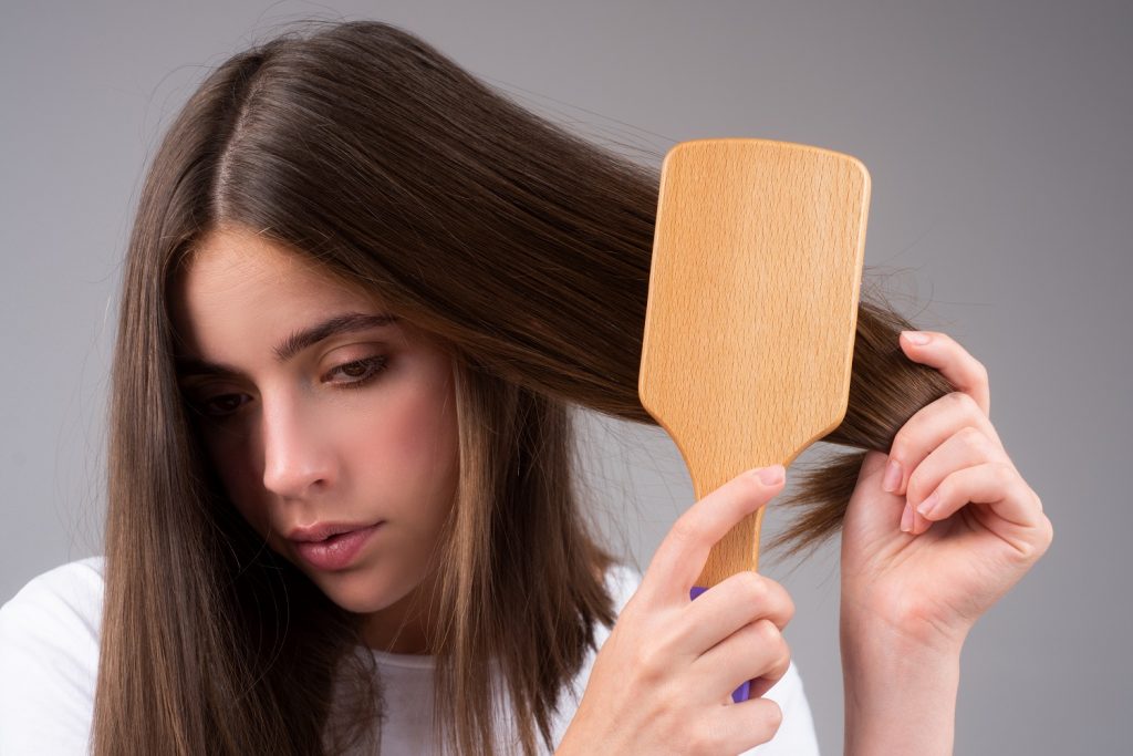 الأسباب الكامنة وراء الحصول على الشعر الباهت، وطرق العلاج