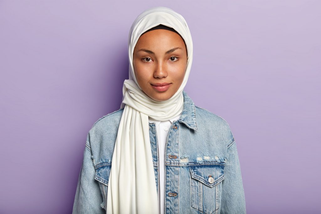 كيفية تصفيف الشعر تحت الحجاب