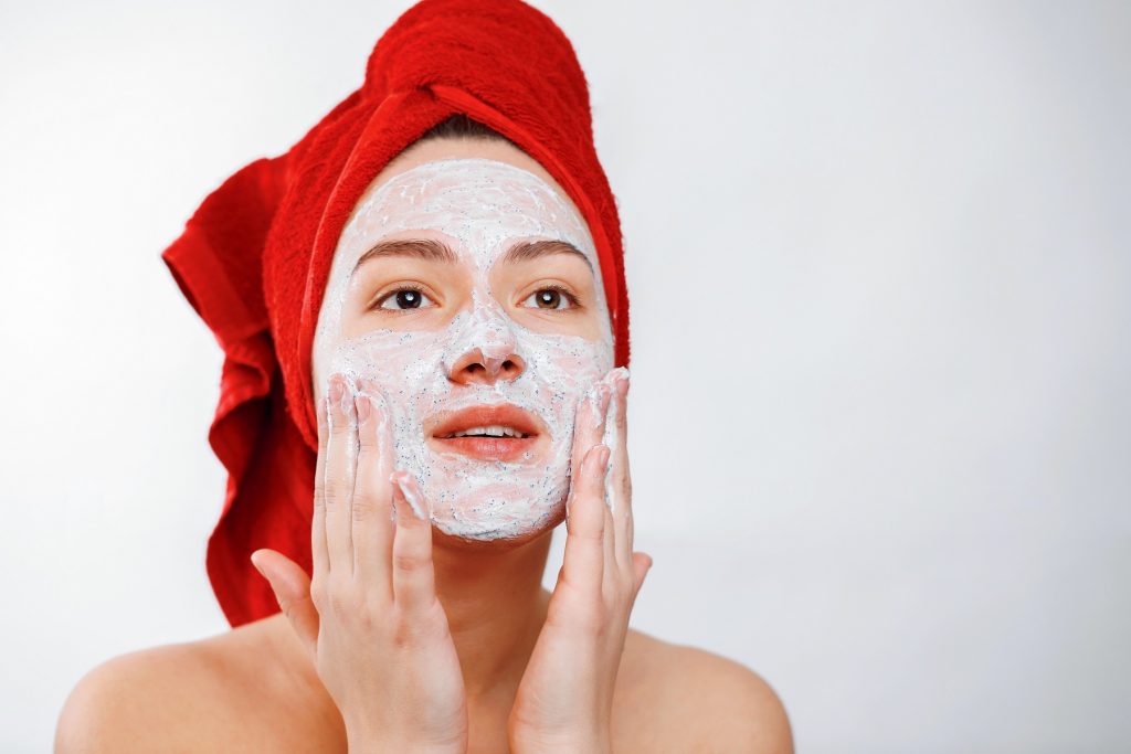 كيفية تقشير وجهك للحصول على بشرة ناعمة ومتوهجة بدون ضرر