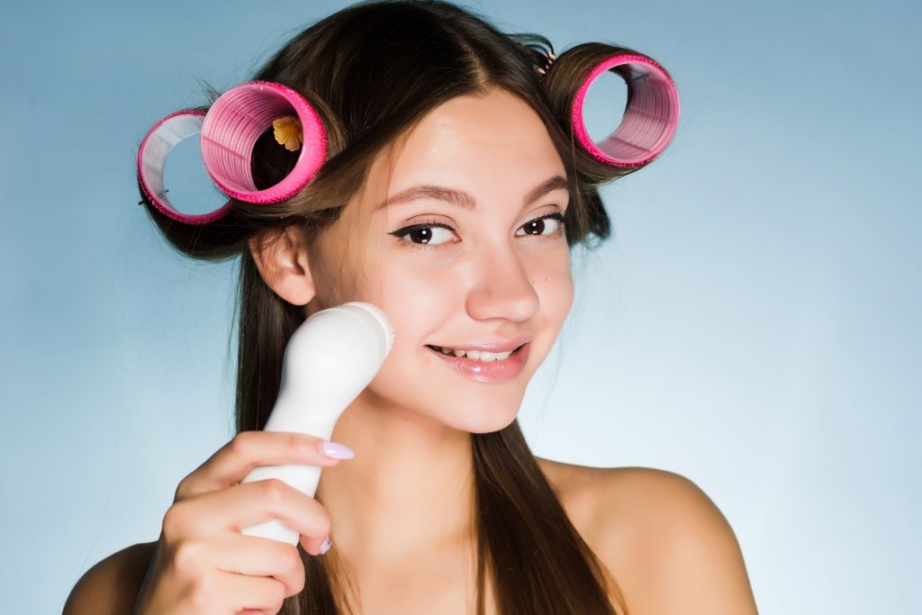 أهمية استخدام فرشاة تنظيف الوجه الكهربائية