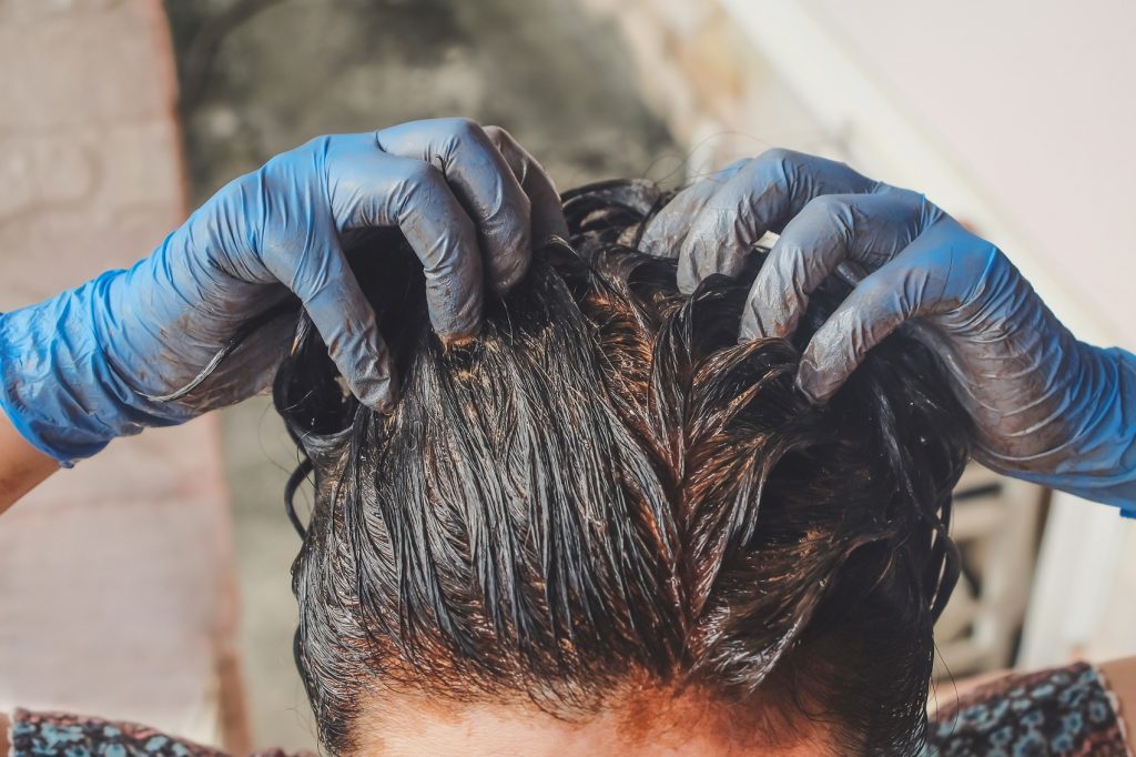 كيفية تطبيق الحناء على الشعر للتخلص من الشيب