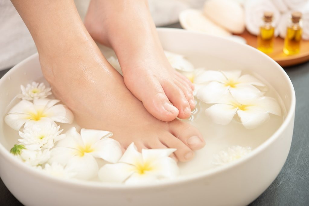 6 طرق للمساعدة على إزالة الجلد الميت من القدمين