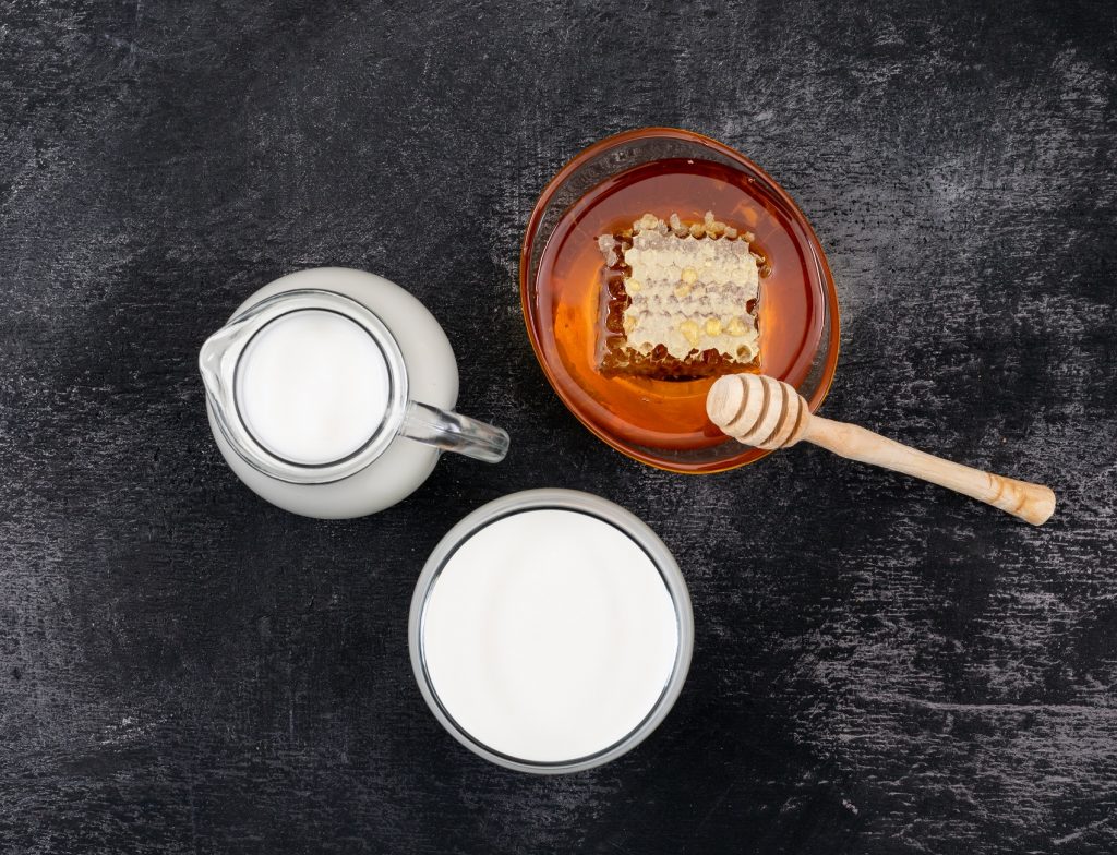 الحليب والعسل للشعر التالف، خيارك الأفضل لخصلات مليئة بالصحة