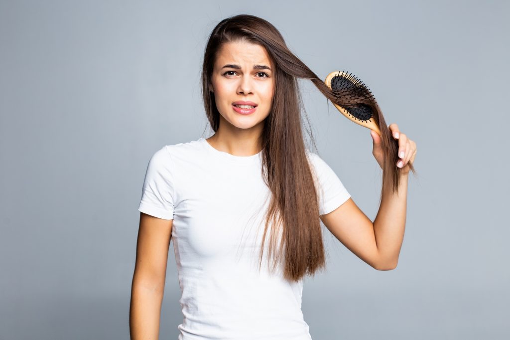 كيفية تقليل تساقط الشعر وتطايره للحصول على شعر صحي