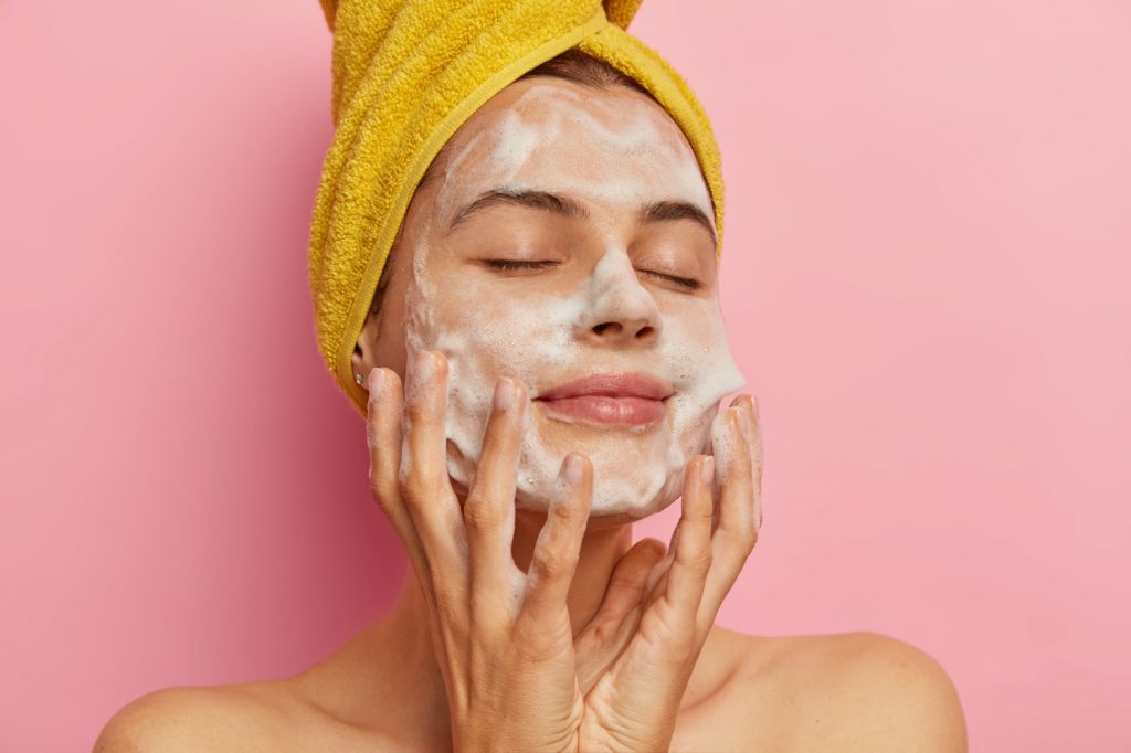 8 أخطاء عليك تجنبها عند تنظيف وجهك