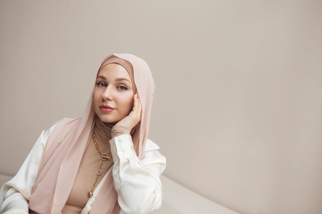 هل الحجاب يؤثر سلباً على الشعر؟