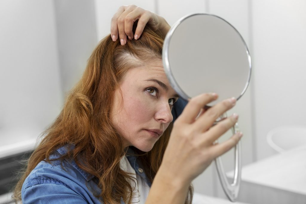 التهاب الجلد الدهني في فروة الرأس: الأسباب والعلاجات