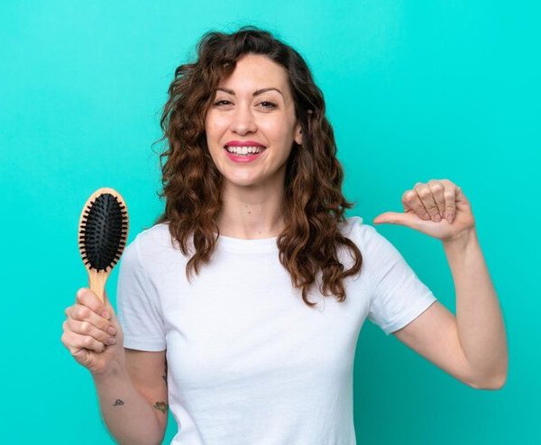 ما هي أهمية تنظيف فرشاة الشعر بانتظام؟