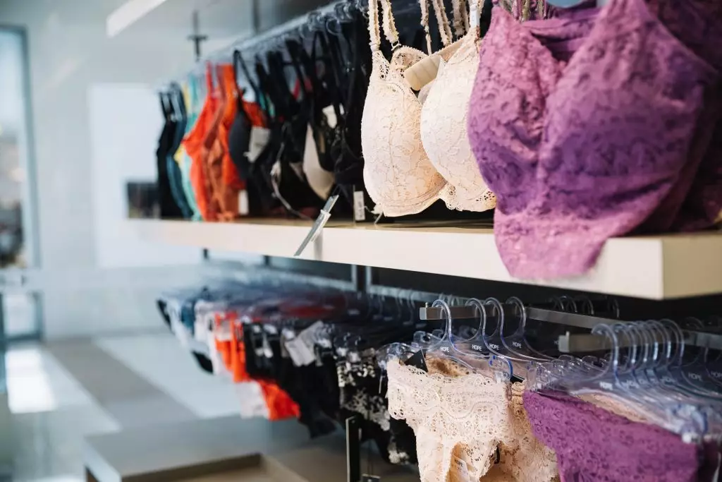 تحتوي هذه الصورة على سمة alt فارغة؛ اسم الملف هو colorful-lace-lingerie-shop-1024x683.jpg