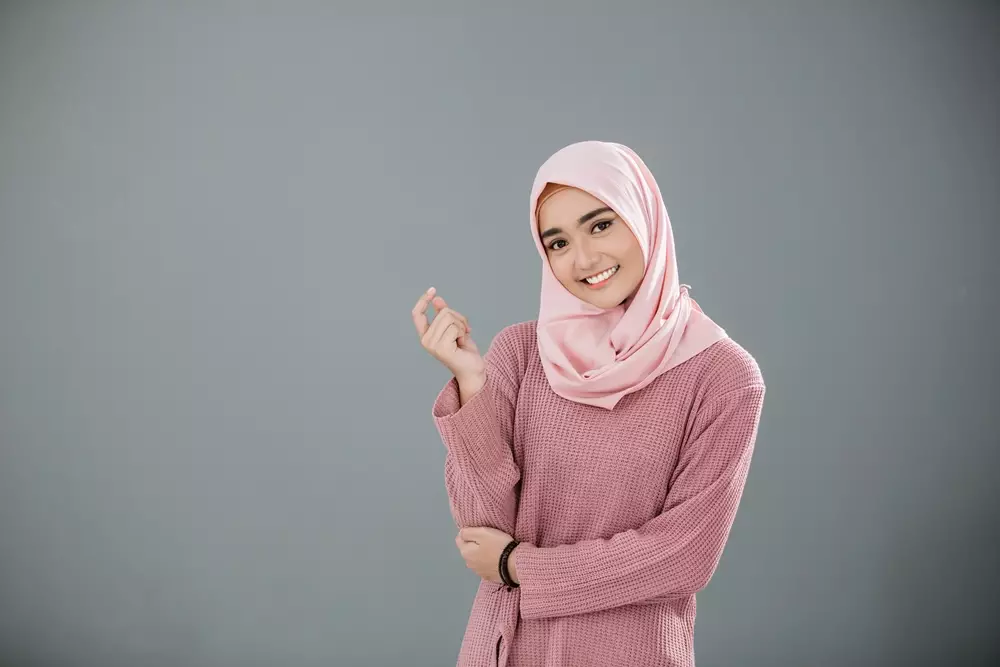 أخطاء تقع فيها المحجبات تسبب تلف الشعر..تعرفي عليها