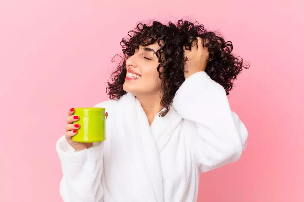 كيف يمكن علاج الشعر المجعد